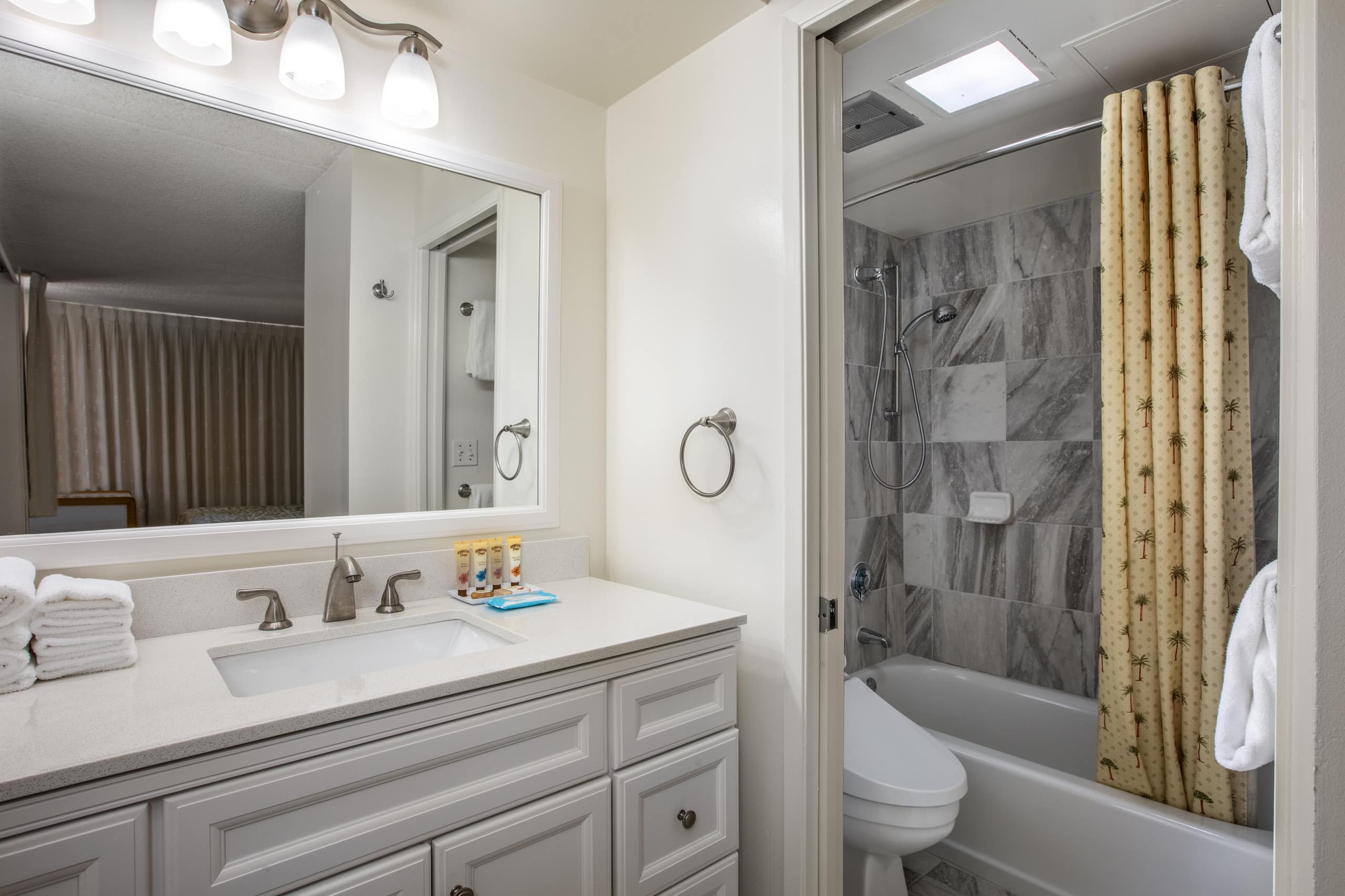Condo in Honolulu · ★4.43 · 1 bedroom · 3 beds · 1 shared bath - Image 15