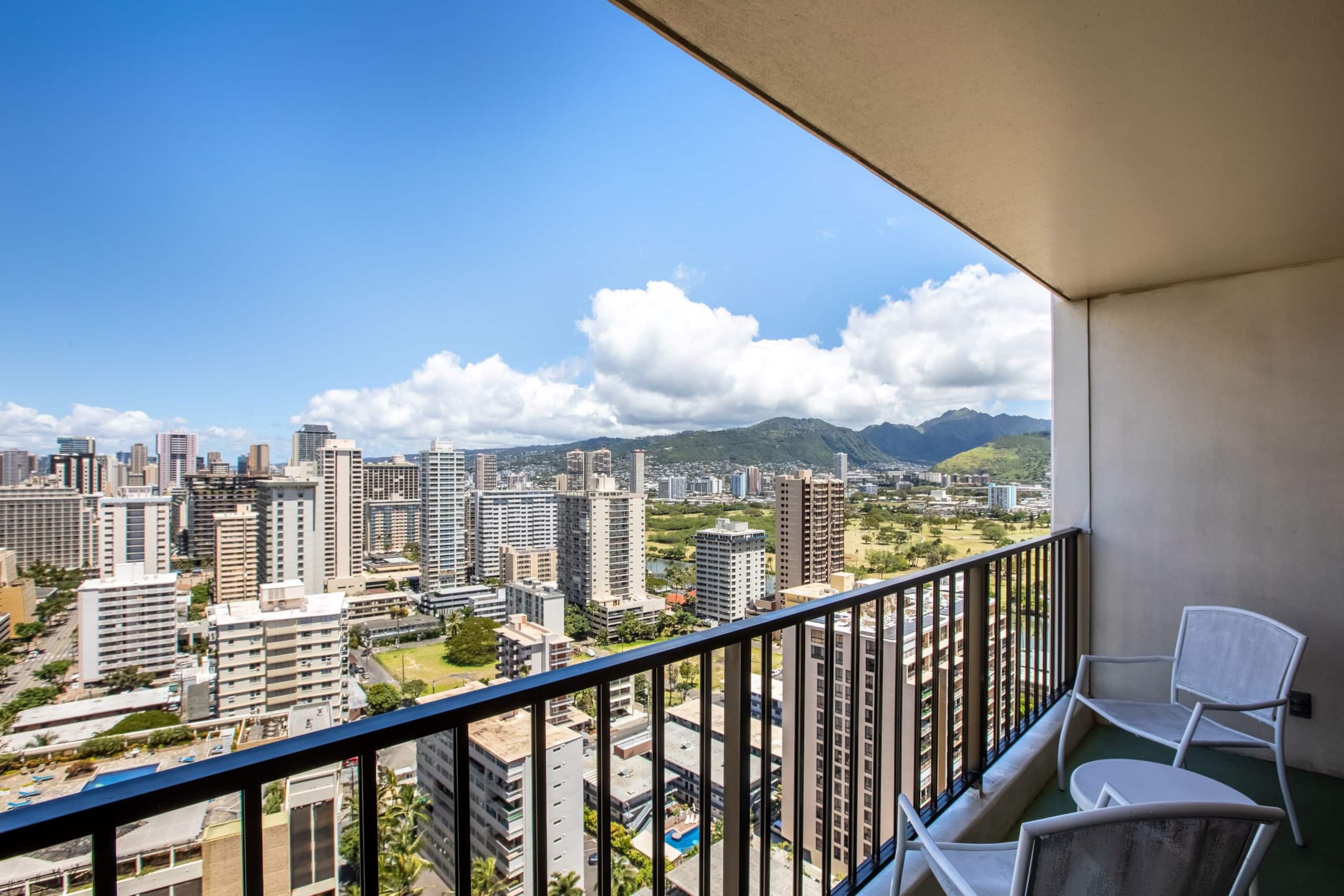 Condo in Honolulu · ★4.43 · 1 bedroom · 3 beds · 1 shared bath - Image 2