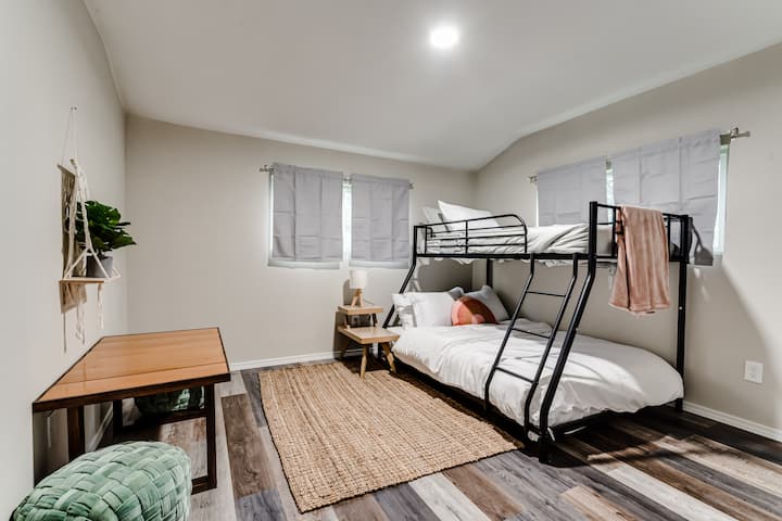 Las literas cuentan con una cama doble en la parte de arriba y una cama doble en la parte inferior. La mesa pequeña y los poofs sentados son populares entre los más pequeños y los jóvenes de corazón.