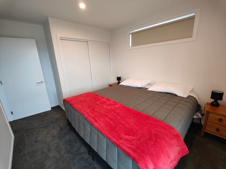 Kitanda ni cha kifalme ambacho kinaweza kugawanywa katika single 2 kwa ombi