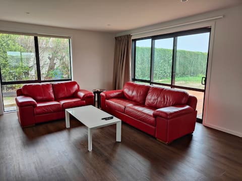Popular Airbnb listing: 3BR | Decks | Wi-Fi | Quiet | Modern in Kaikoura District