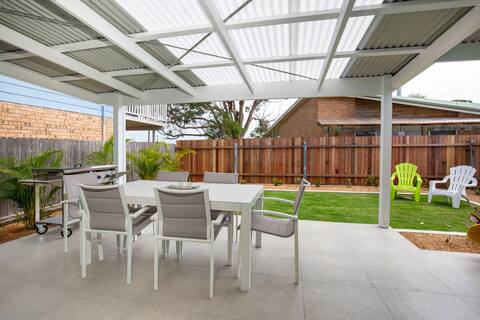Sandy Feet Retreat - Pet Friendly - 1 Min to Beach