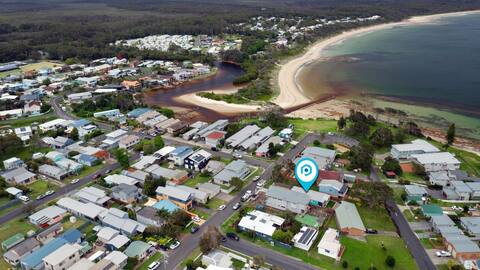Sandy Feet Retreat - Pet Friendly - 1 Min to Beach