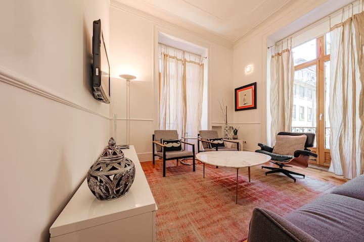 Central Inviting and Spacious Family Apartment in