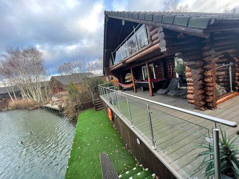 Woodpecker log cabin with fishing, pizza oven, hot