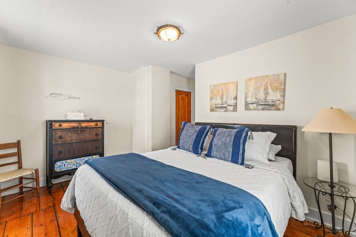 Dormitorio 4: Coates side 2nd fl. Cama queen.