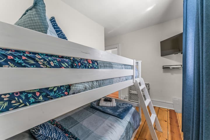 Dormitorio 3: 2nd fl. Literas laterales y TV inteligente.