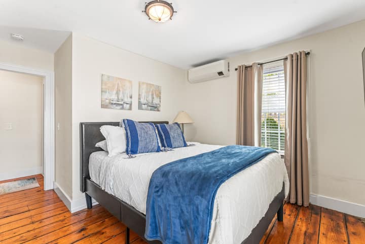 Spálňa 4: Coates side 2nd fl. Inteligentný televízor s manželskou posteľou.