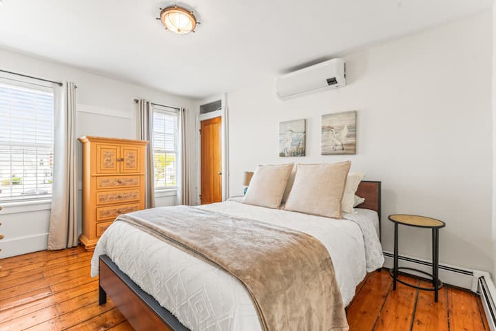 Spálňa 5: 2. poschodie Posteľ s manželskou posteľou na boku.