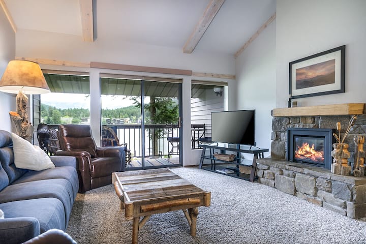 Waterfront Condo W/fireplace, Balcony & Views! - Bigfork, MT
