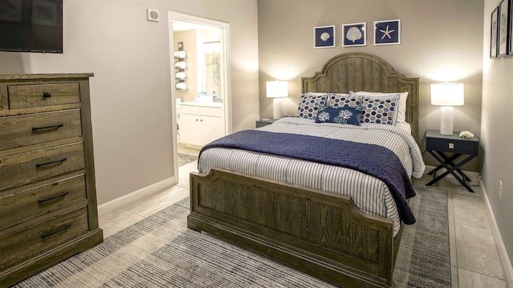 Dhomë gjumi me madhësi "queen" me suitë.