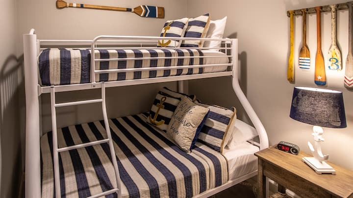 Ahoy! Le të fillojë aventura! Djemtë e rinj do të argëtohen në dhomën private të fjetjes!