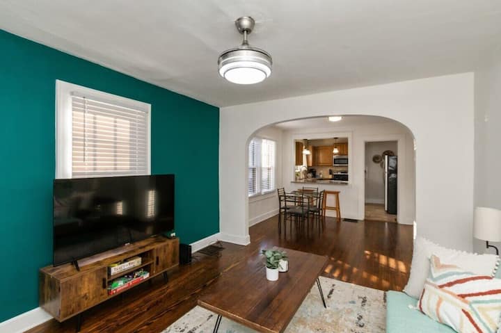 Downtown 2 Br Retreat | Discounts For Longer Stays - Indianapolis, IN