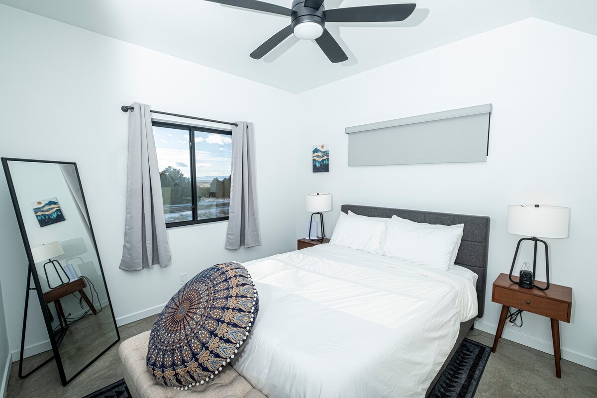 This spacious bedroom features a queen bed and breathtaking valley views. The room also includes a full mirror and a walk-in closet, perfect for storing all of your belongings during your stay