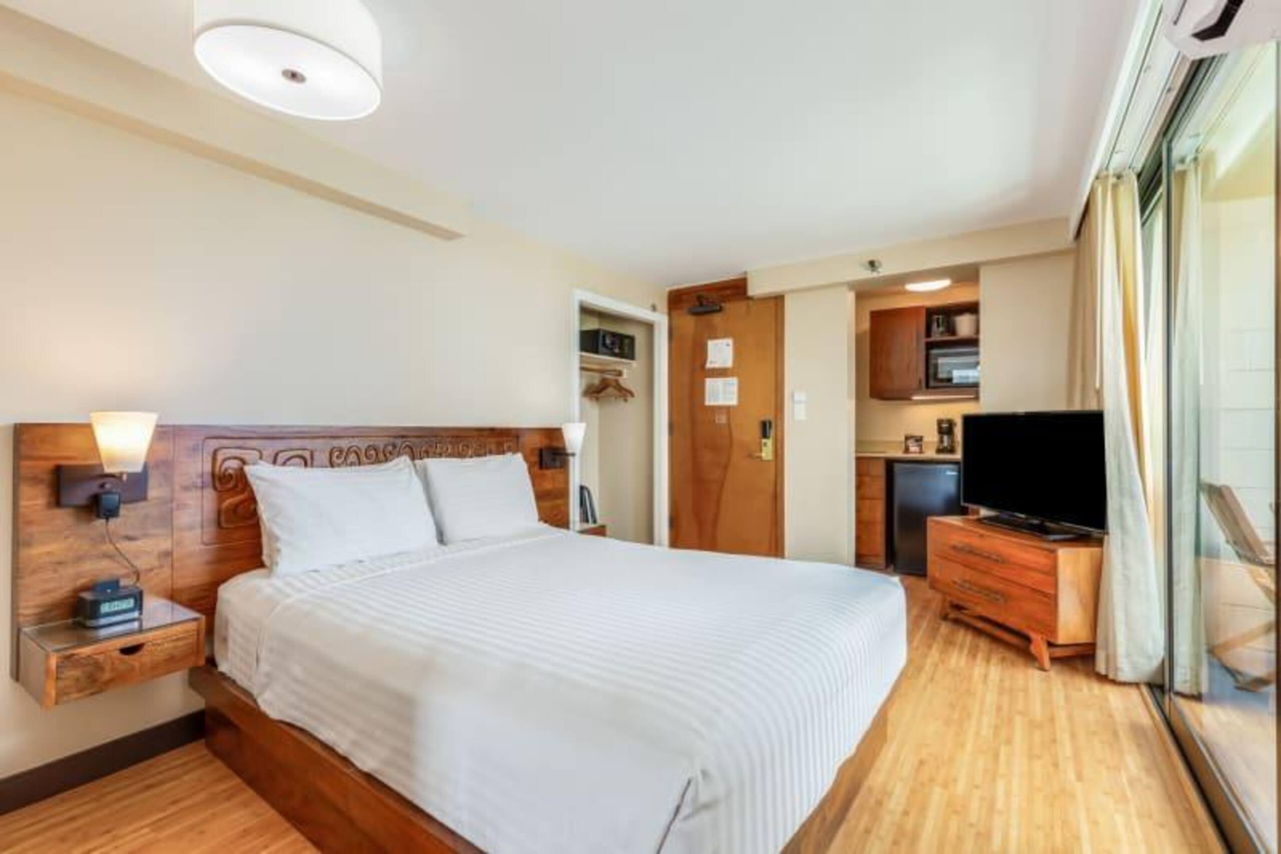 Condo in Honolulu · ★4.67 · Studio · 1 bed · 1 shared bath - Image 4