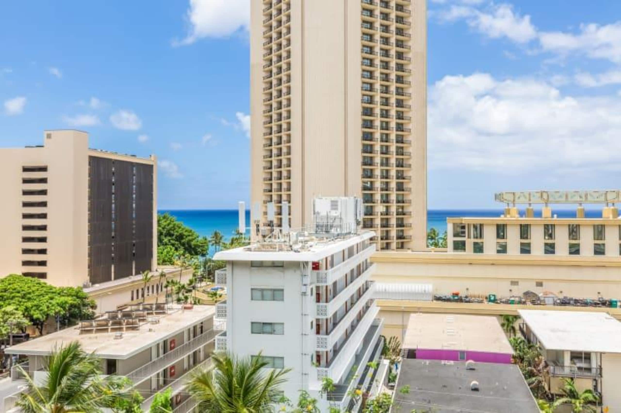 Condo in Honolulu · ★4.67 · Studio · 1 bed · 1 shared bath - Image 11