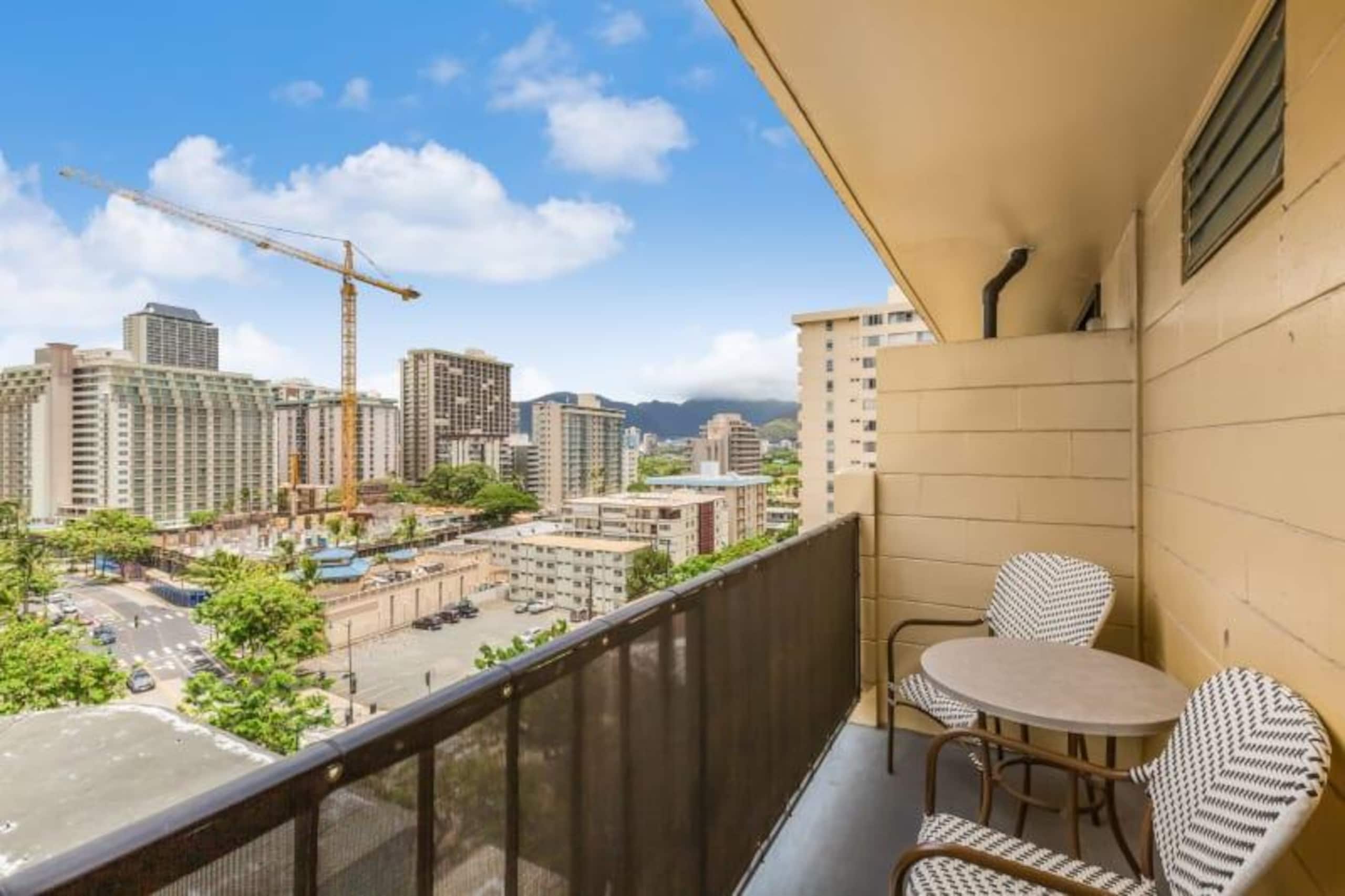 Condo in Honolulu · ★4.67 · Studio · 1 bed · 1 shared bath - Image 13