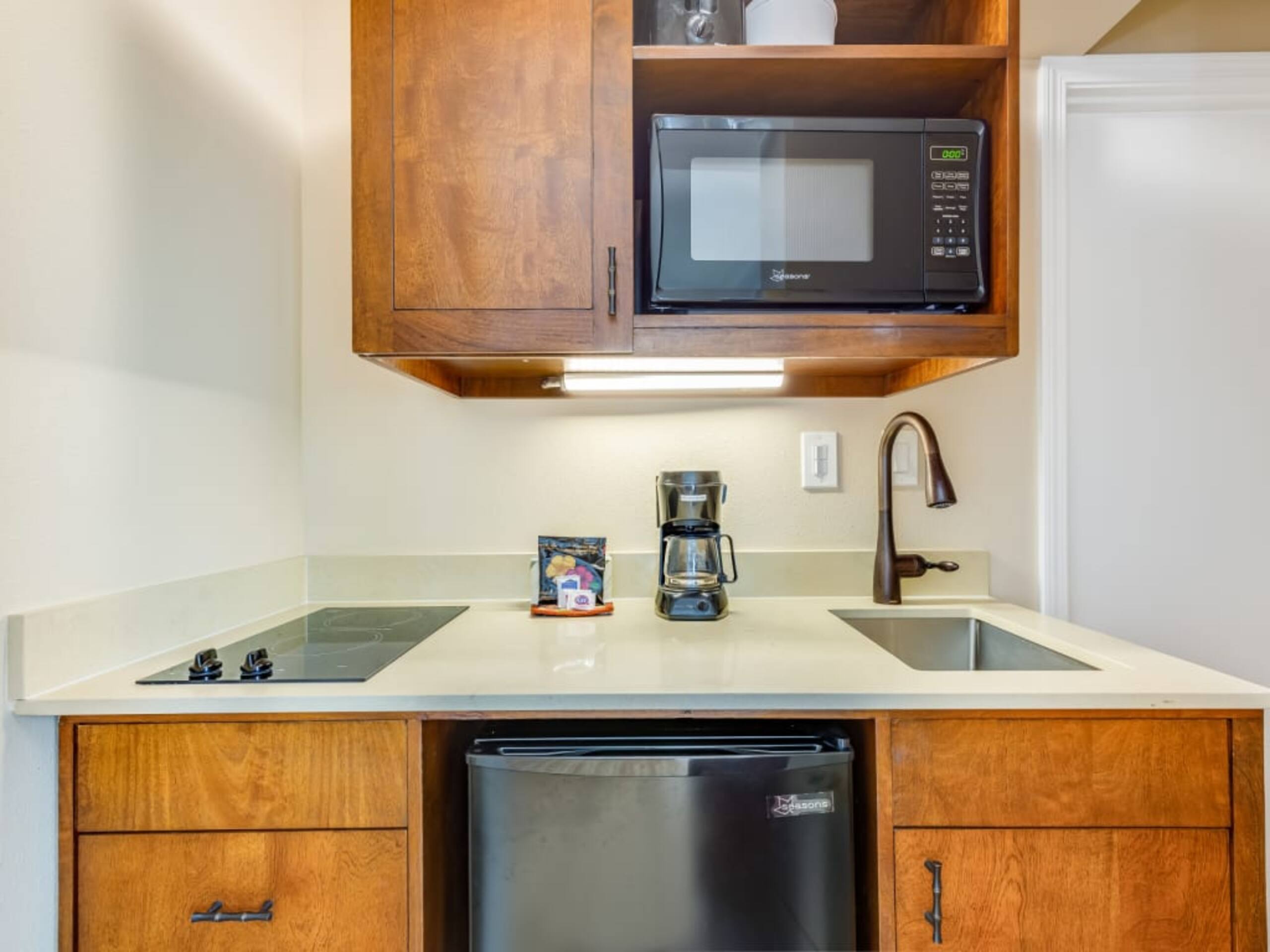 Condo in Honolulu · ★4.67 · Studio · 1 bed · 1 shared bath - Image 28
