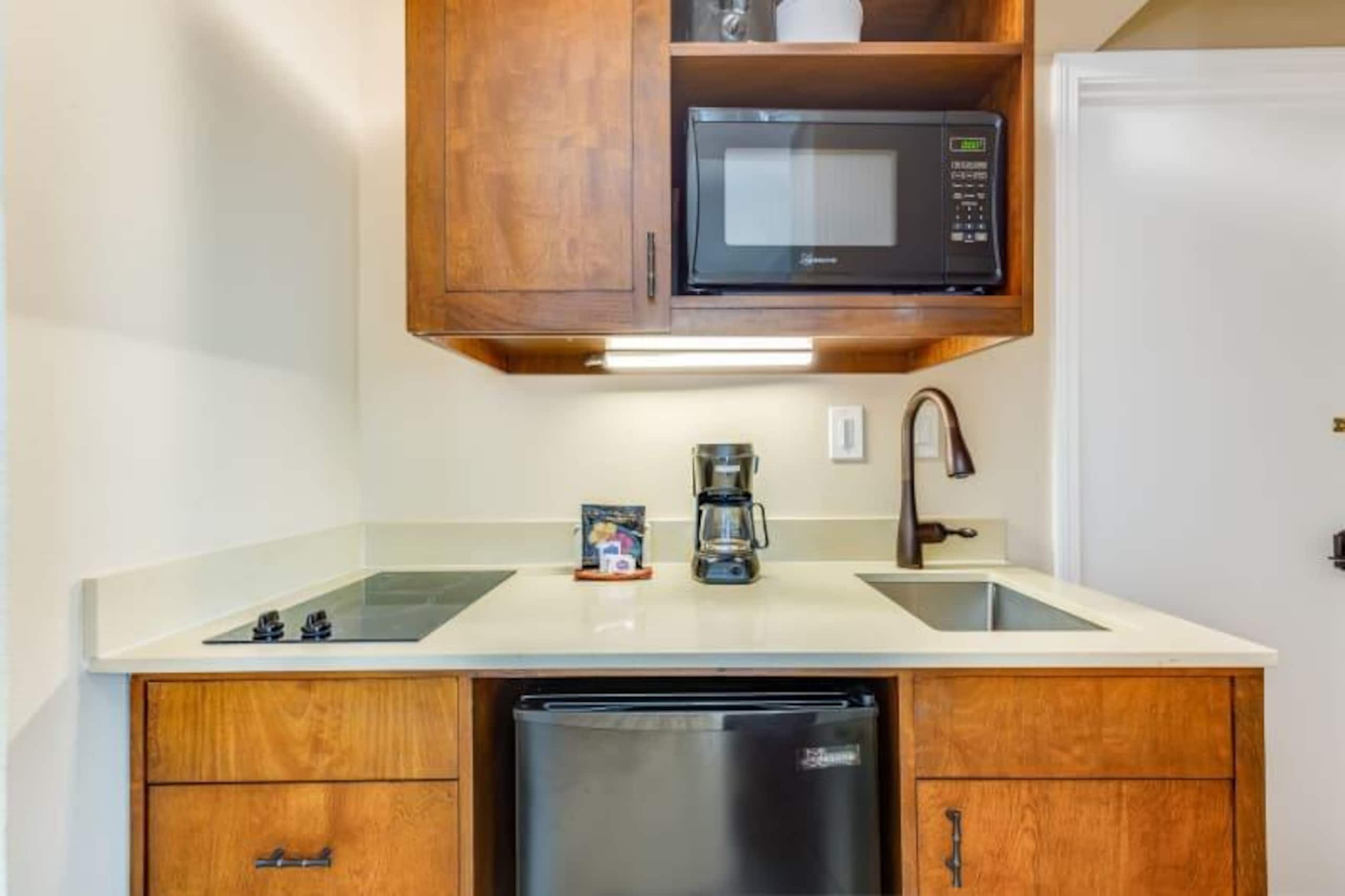 Condo in Honolulu · ★4.67 · Studio · 1 bed · 1 shared bath - Image 3