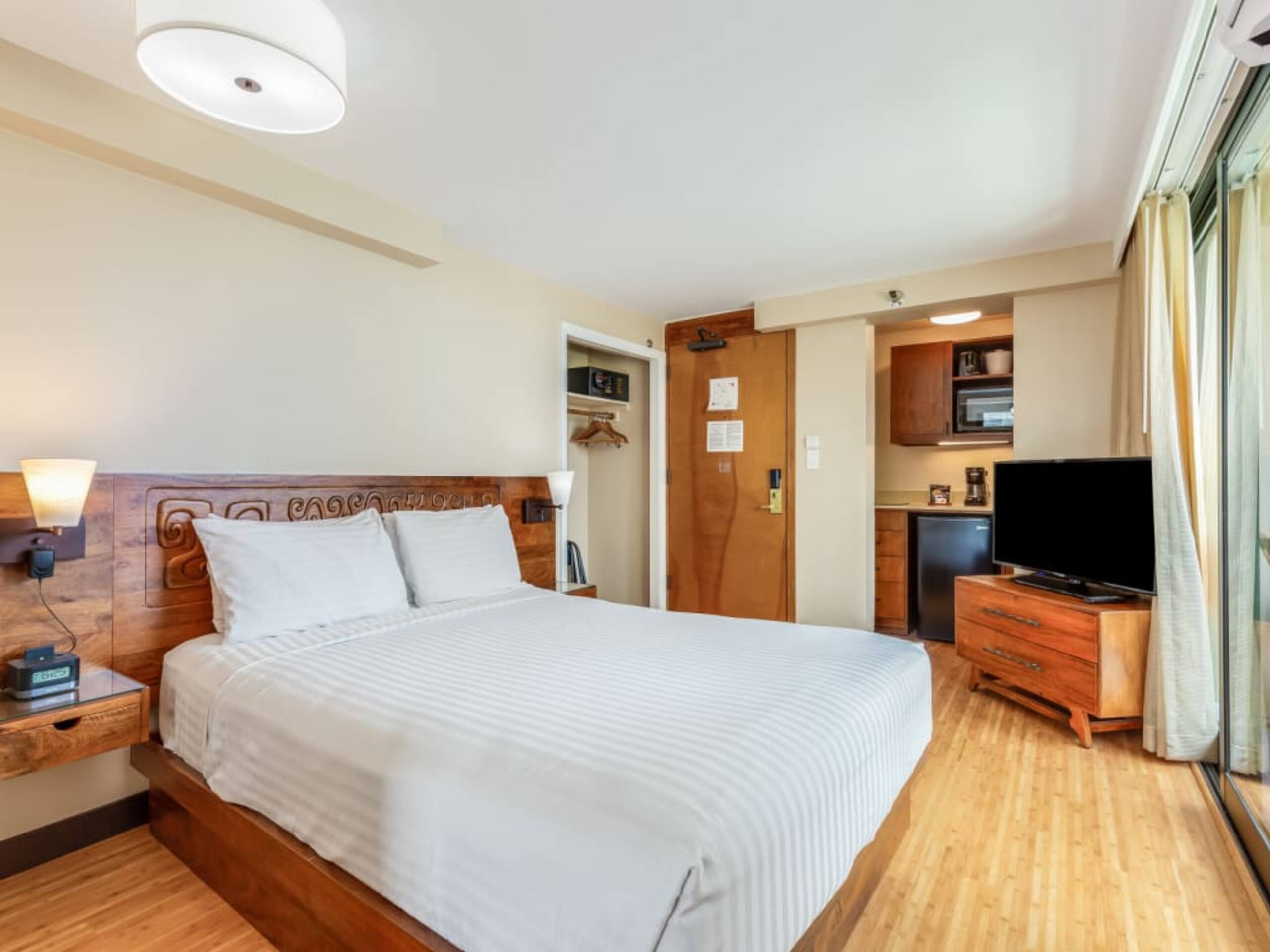 Condo in Honolulu · ★4.67 · Studio · 1 bed · 1 shared bath - Image 21