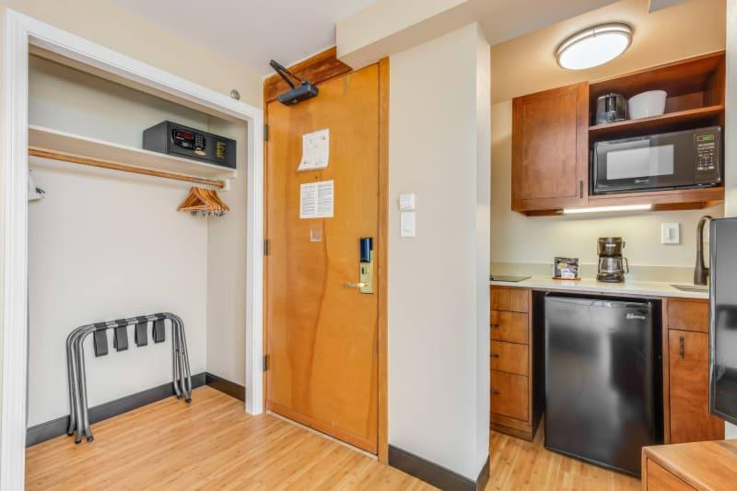 Condo in Honolulu · ★4.67 · Studio · 1 bed · 1 shared bath - Image 14