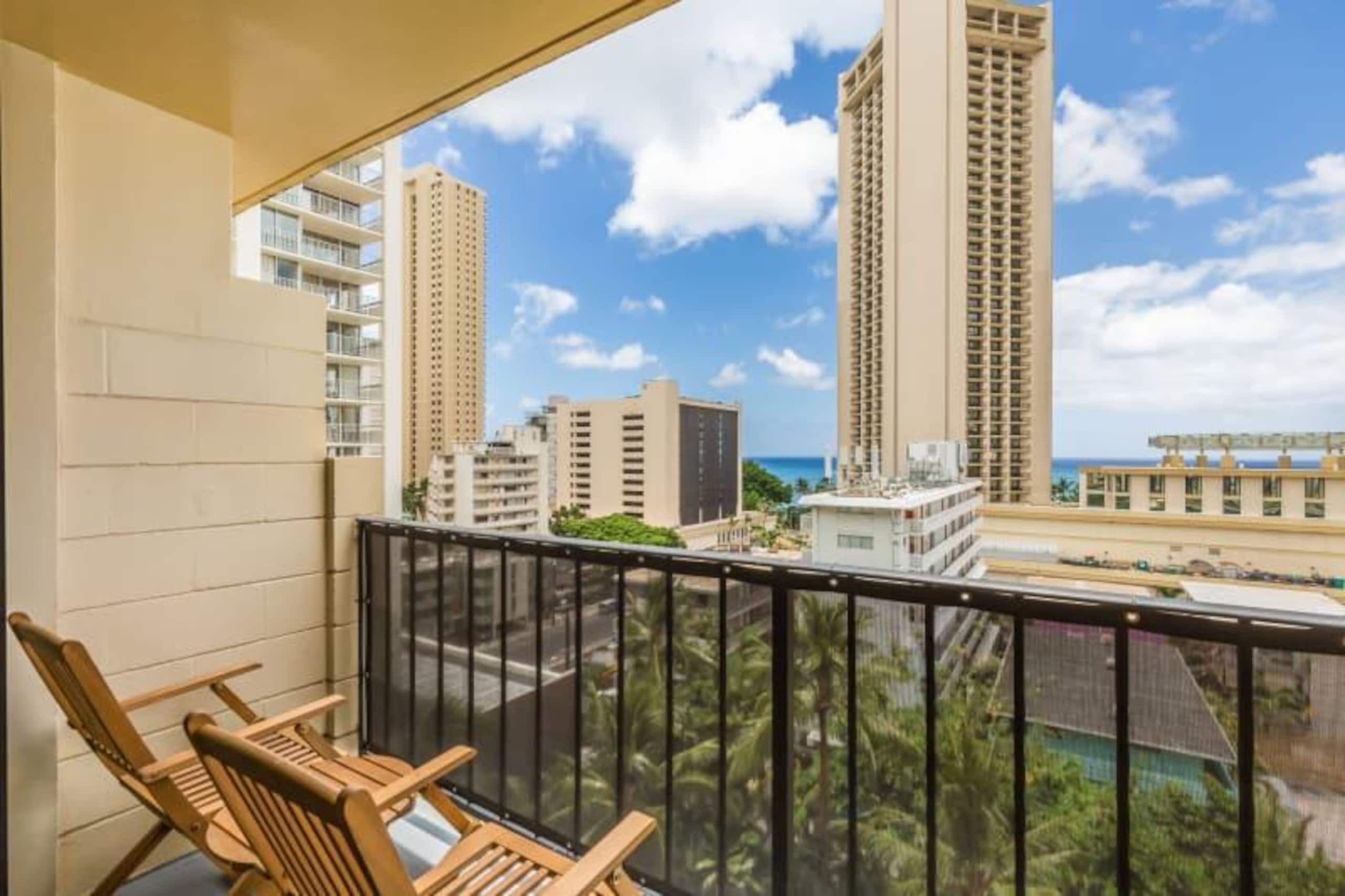 Condo in Honolulu · ★4.67 · Studio · 1 bed · 1 shared bath - Image 1