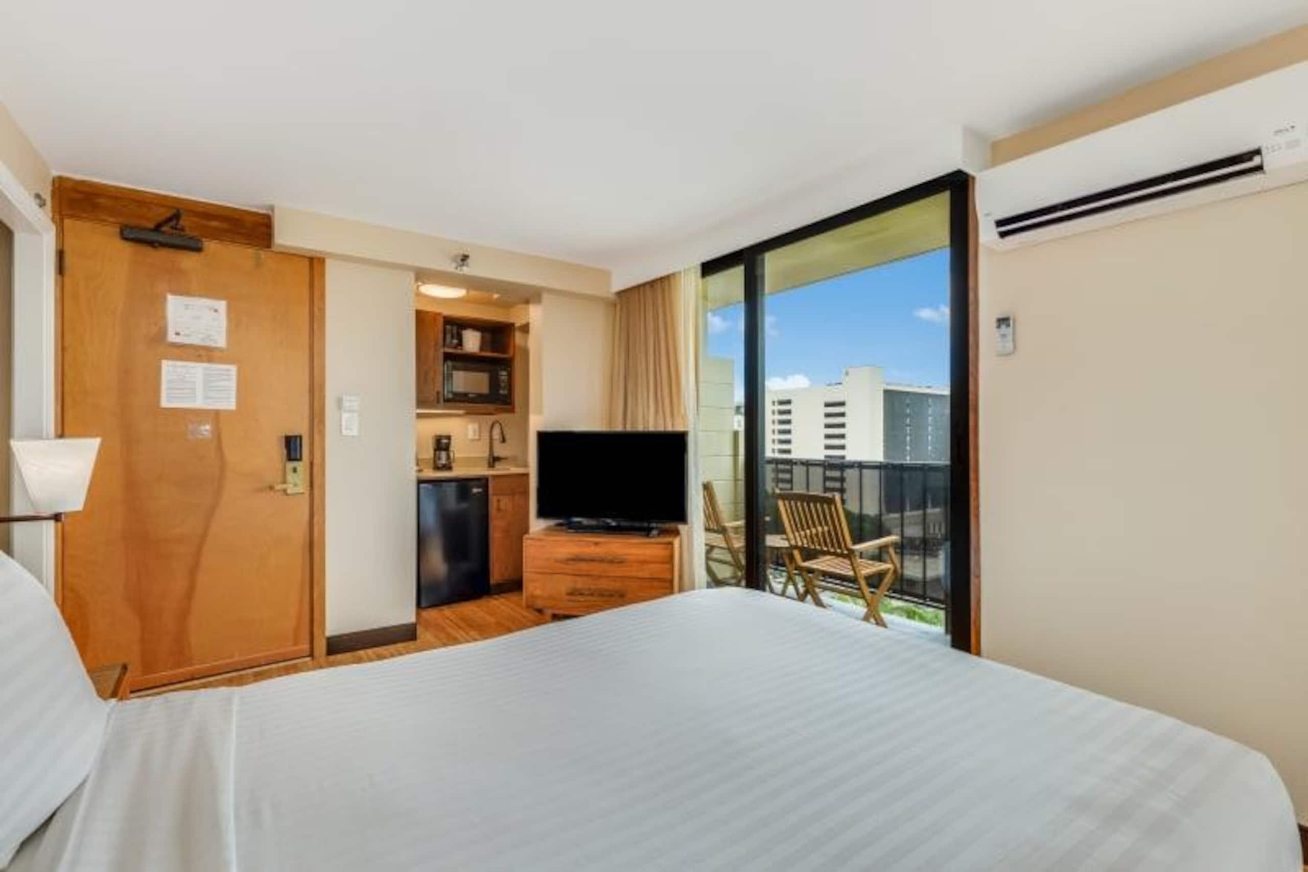 Condo in Honolulu · ★4.67 · Studio · 1 bed · 1 shared bath - Image 2