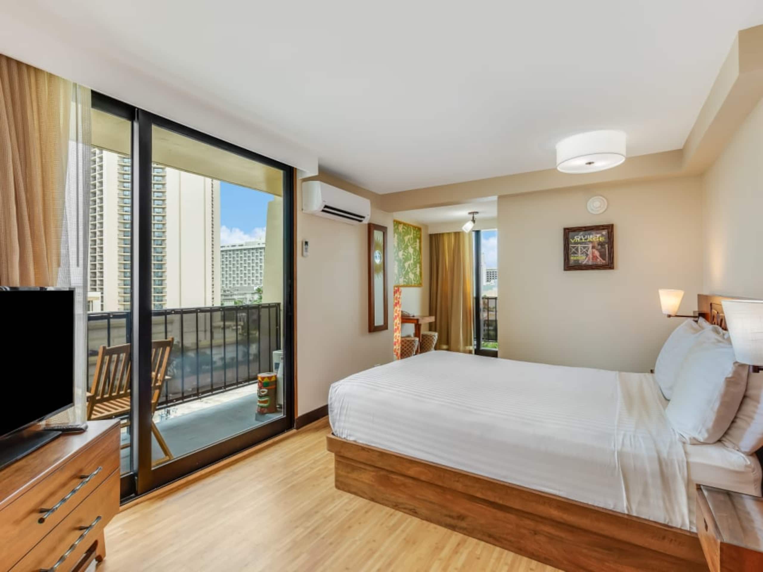 Condo in Honolulu · ★4.67 · Studio · 1 bed · 1 shared bath - Image 8