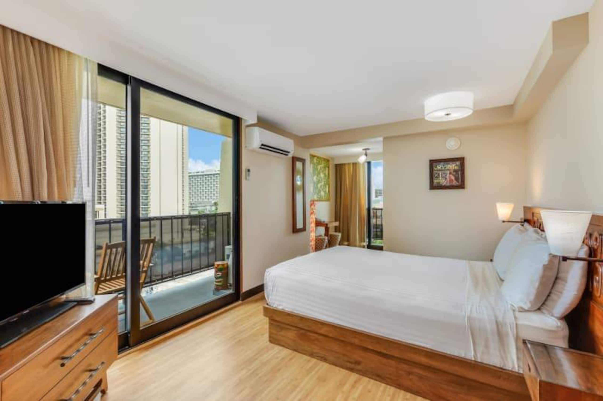 Condo in Honolulu · ★4.67 · Studio · 1 bed · 1 shared bath - Image 9