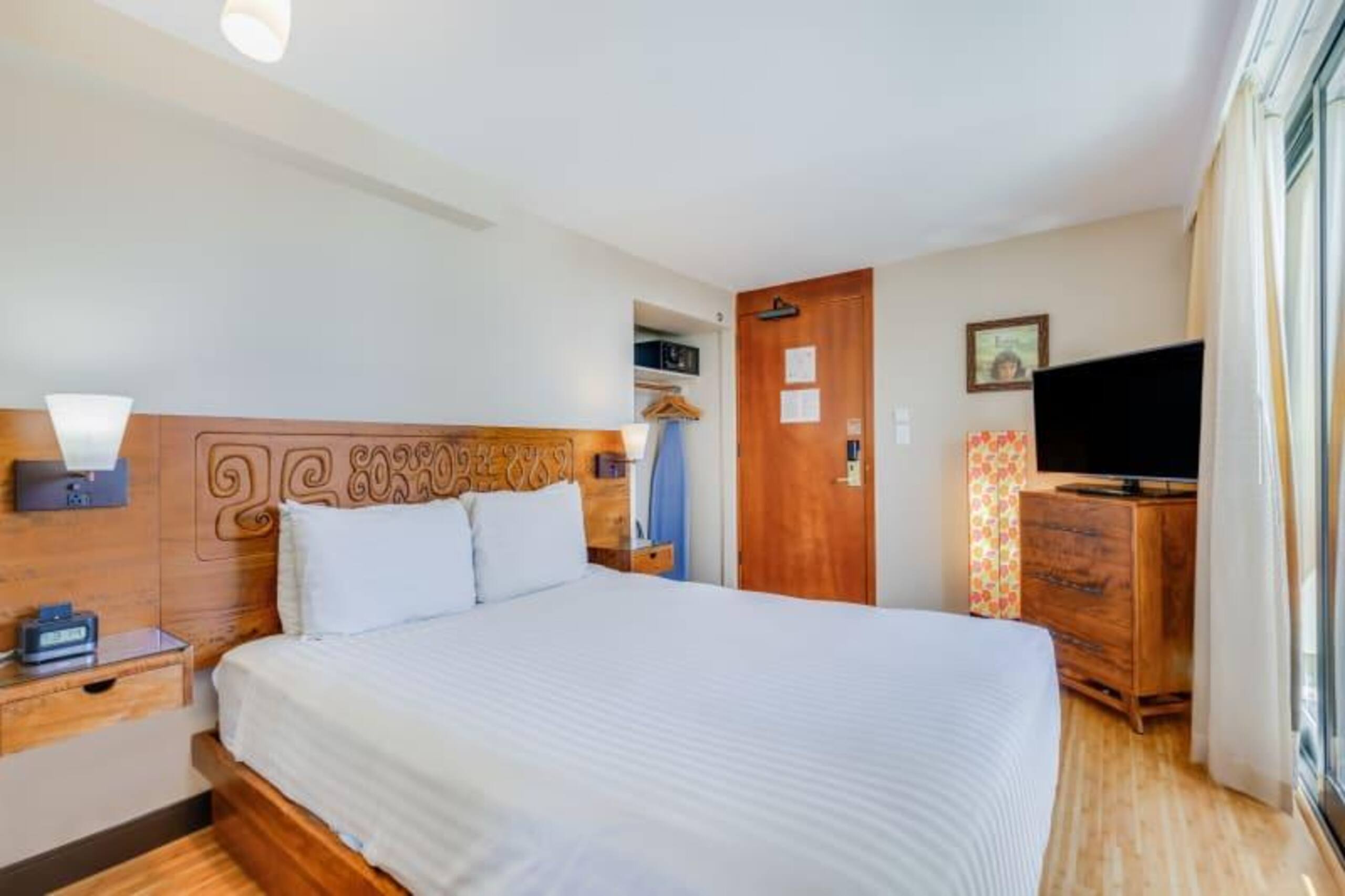 Condo in Honolulu · ★4.0 · Studio · 1 bed · 1 shared bath - Image 13