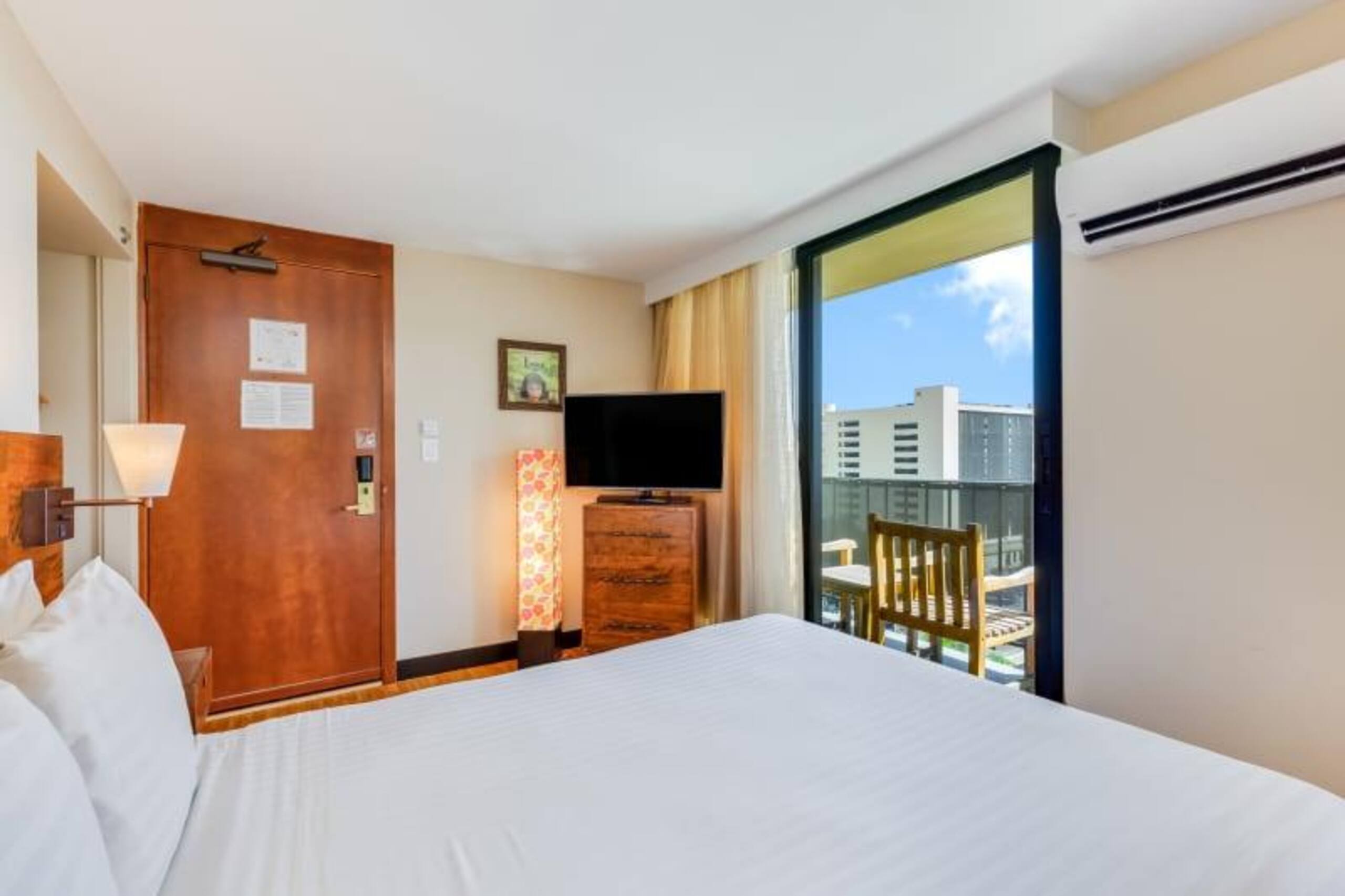 Condo in Honolulu · ★4.0 · Studio · 1 bed · 1 shared bath - Image 8