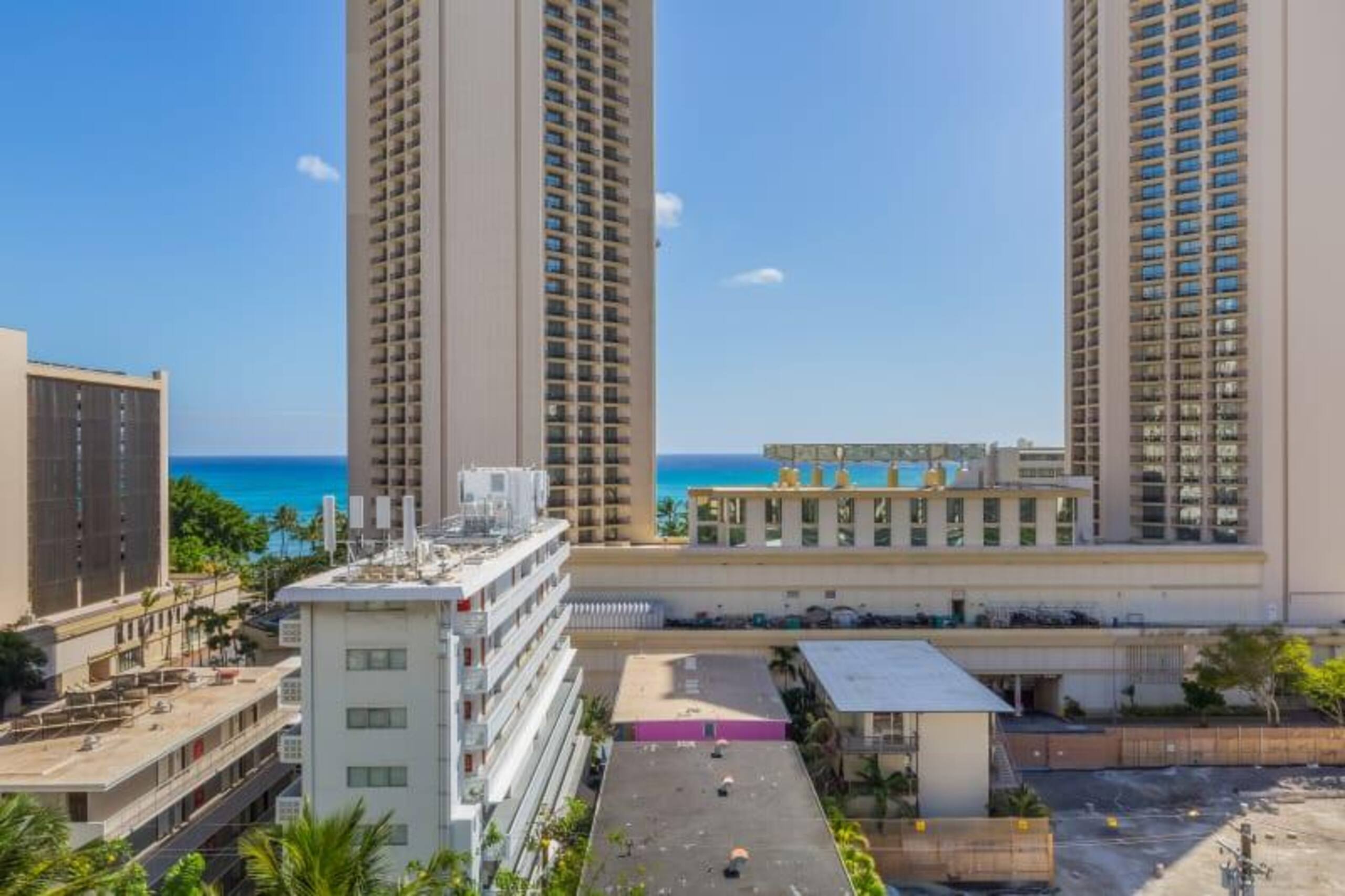 Condo in Honolulu · ★4.0 · Studio · 1 bed · 1 shared bath - Image 10