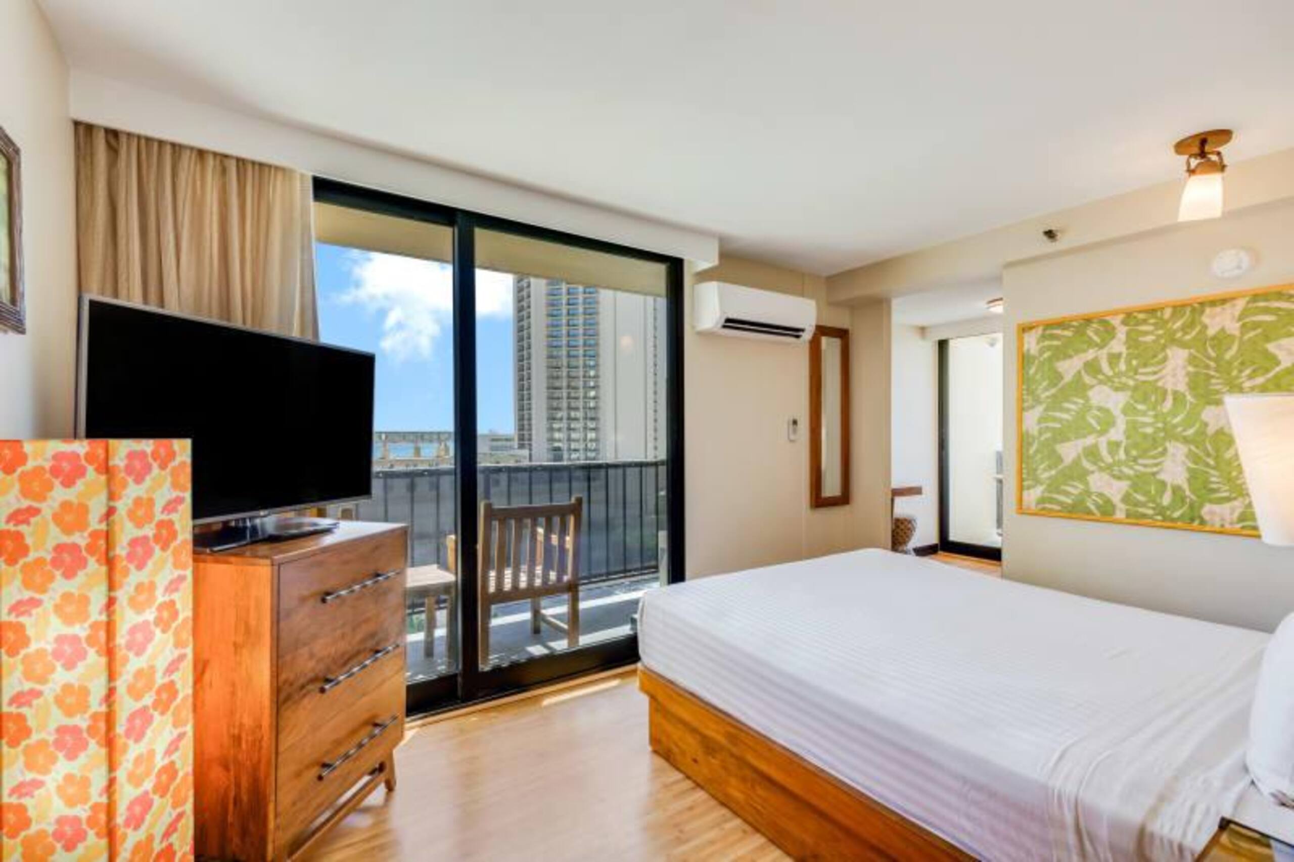 Condo in Honolulu · ★4.0 · Studio · 1 bed · 1 shared bath - Image 2
