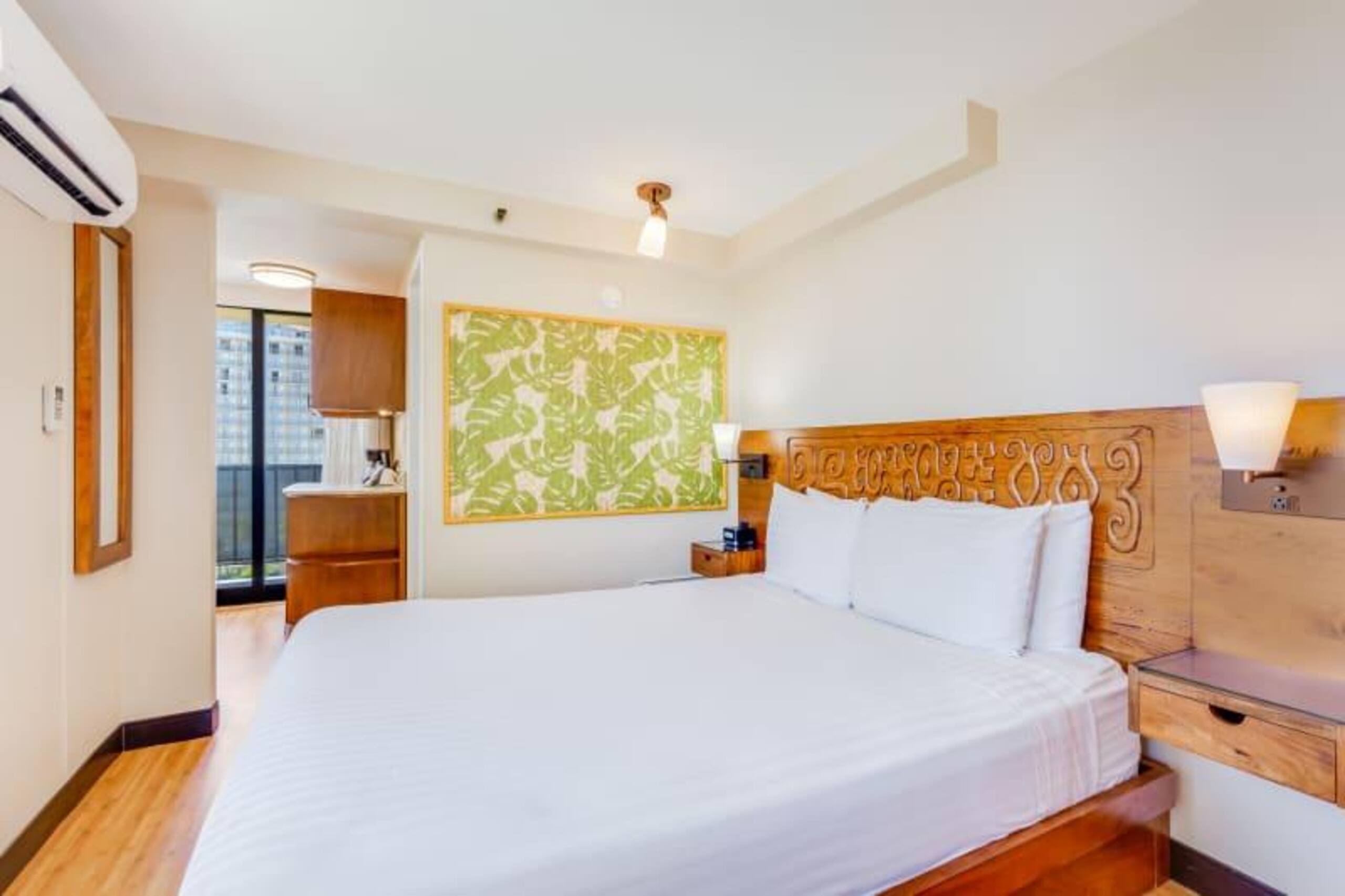 Condo in Honolulu · ★4.0 · Studio · 1 bed · 1 shared bath - Image 4