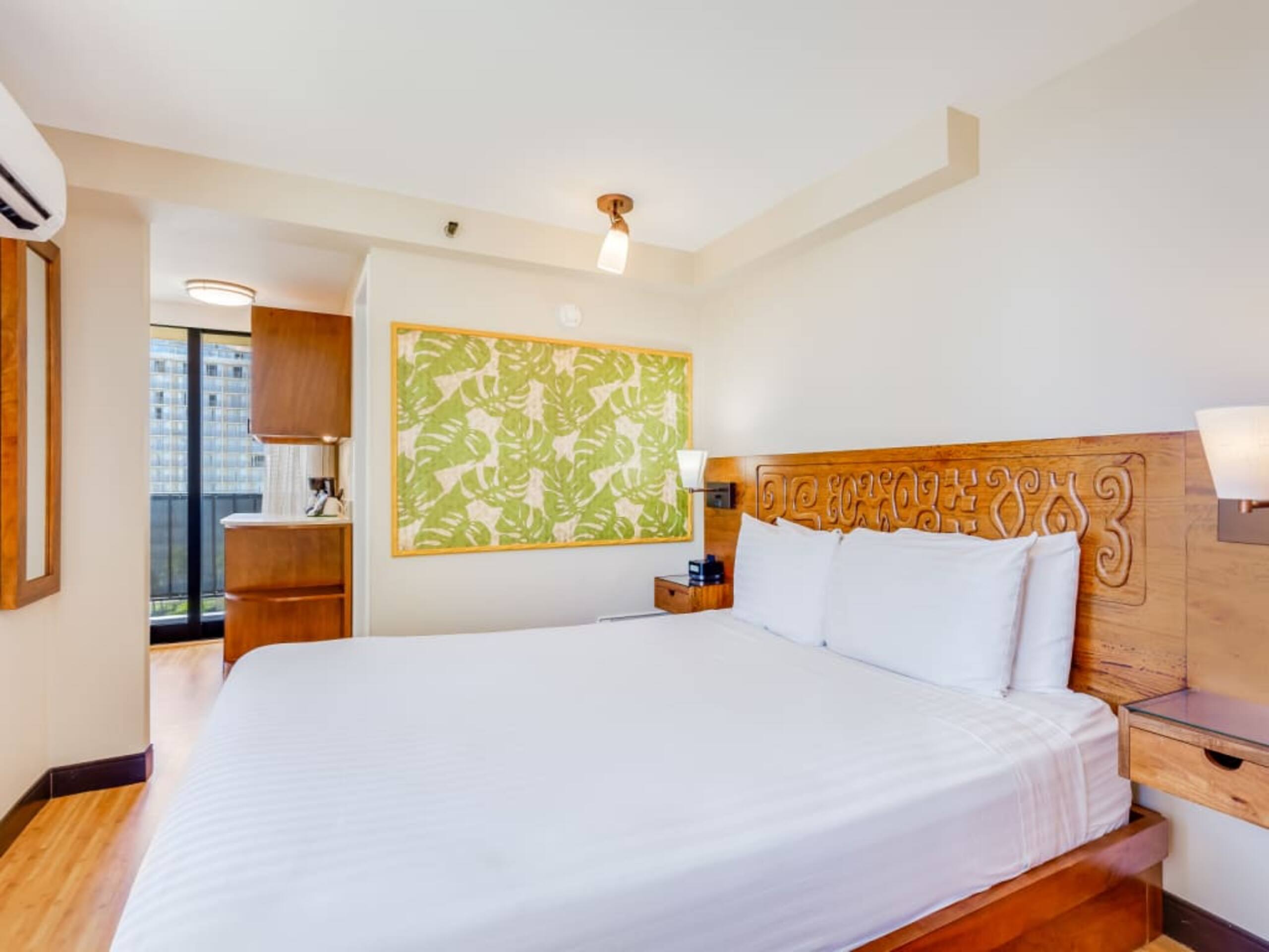 Condo in Honolulu · ★4.0 · Studio · 1 bed · 1 shared bath - Image 34