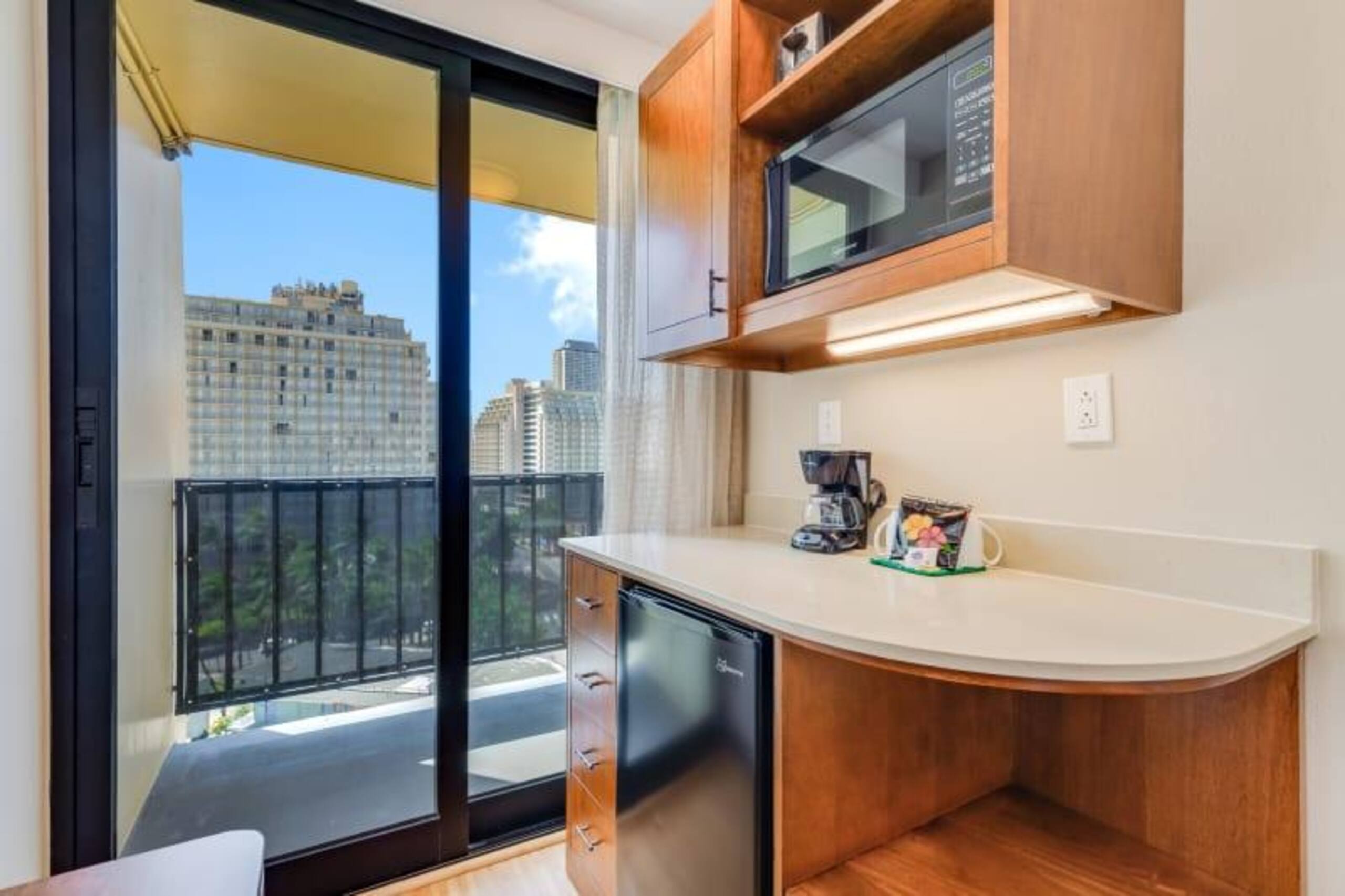 Condo in Honolulu · ★4.0 · Studio · 1 bed · 1 shared bath - Image 3