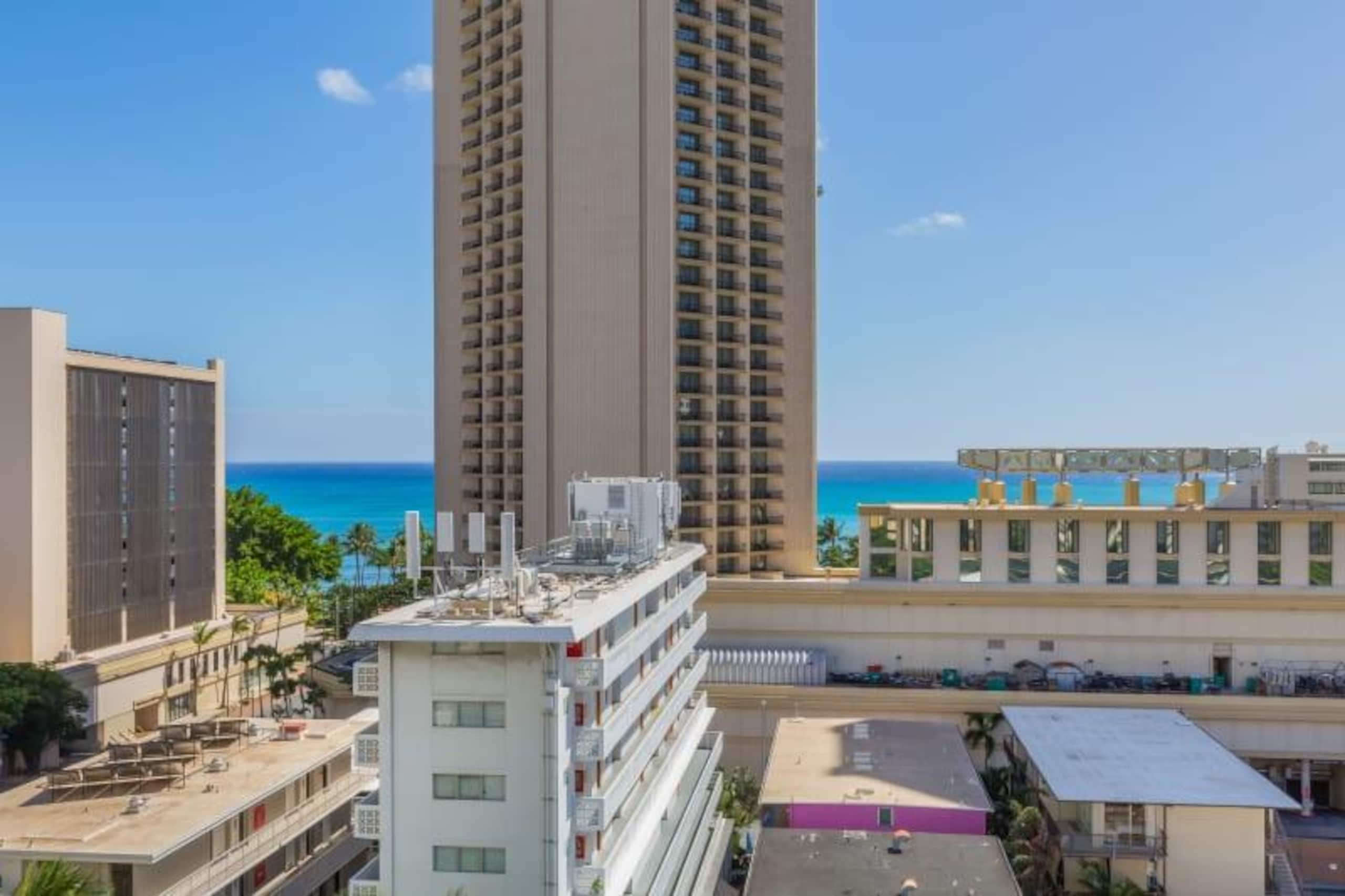 Condo in Honolulu · ★4.0 · Studio · 1 bed · 1 shared bath - Image 9