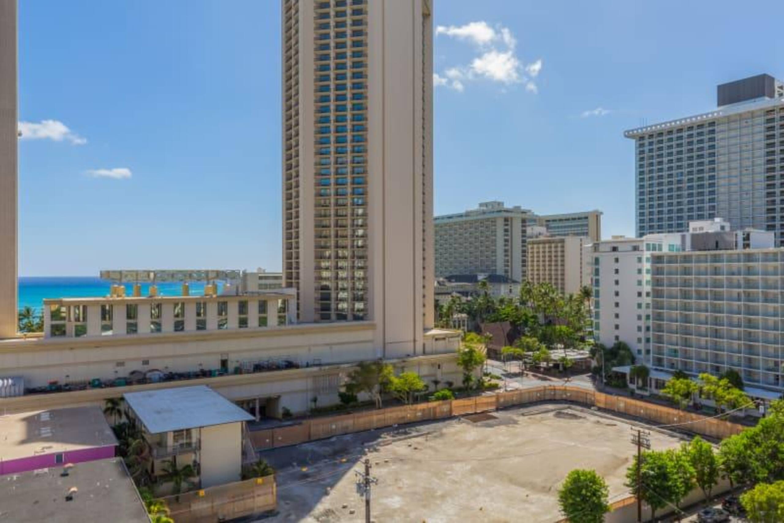 Condo in Honolulu · ★4.0 · Studio · 1 bed · 1 shared bath - Image 11