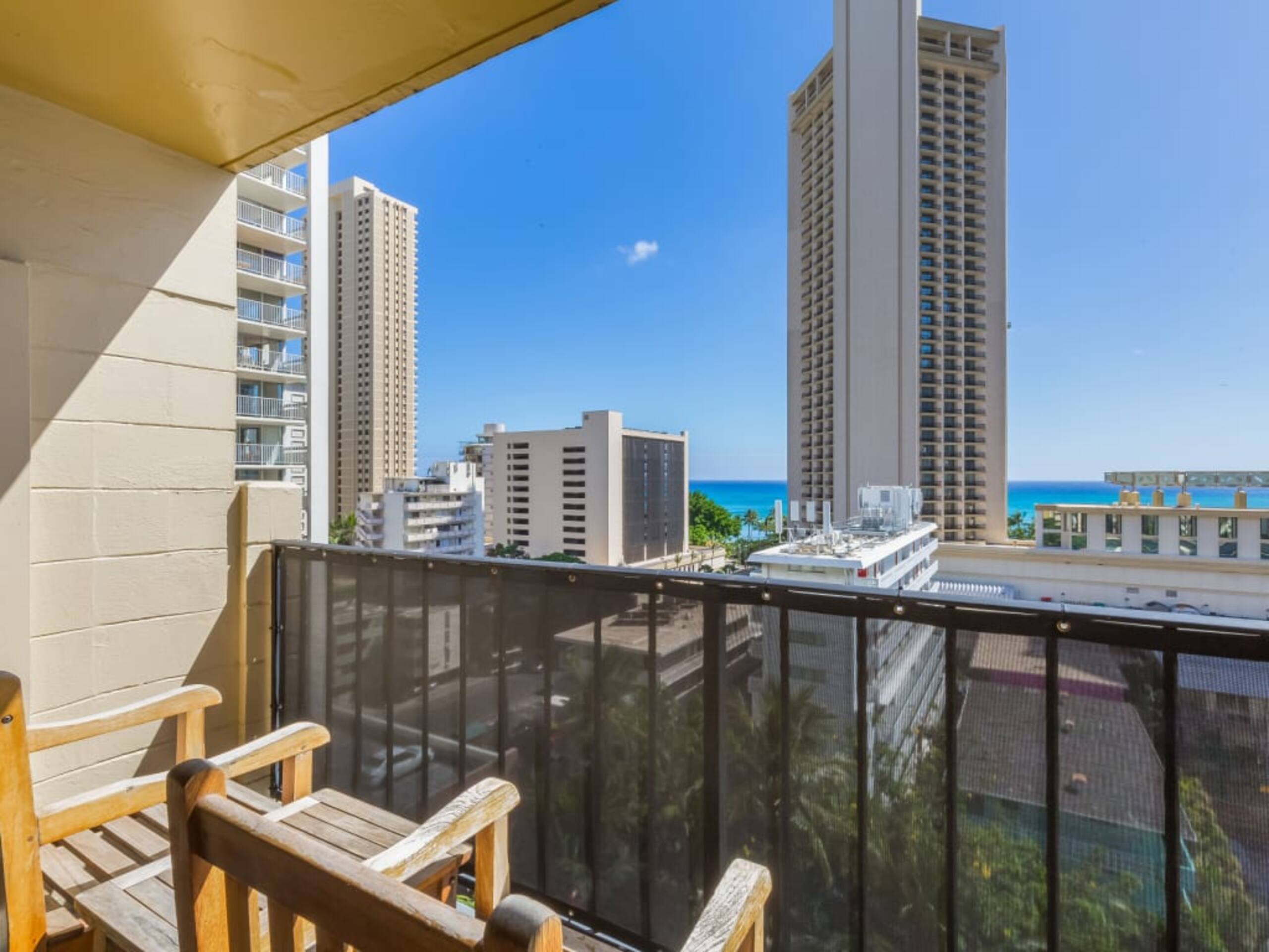 Condo in Honolulu · ★4.0 · Studio · 1 bed · 1 shared bath - Image 1