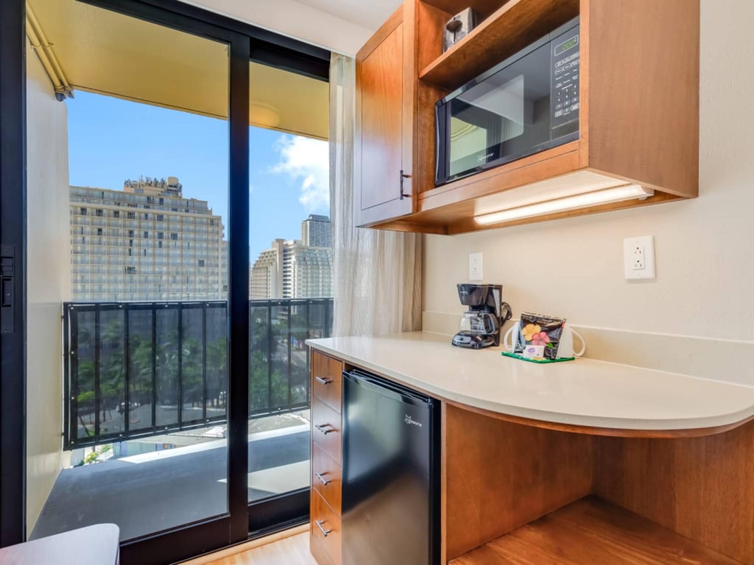 Condo in Honolulu · ★4.0 · Studio · 1 bed · 1 shared bath - Image 29