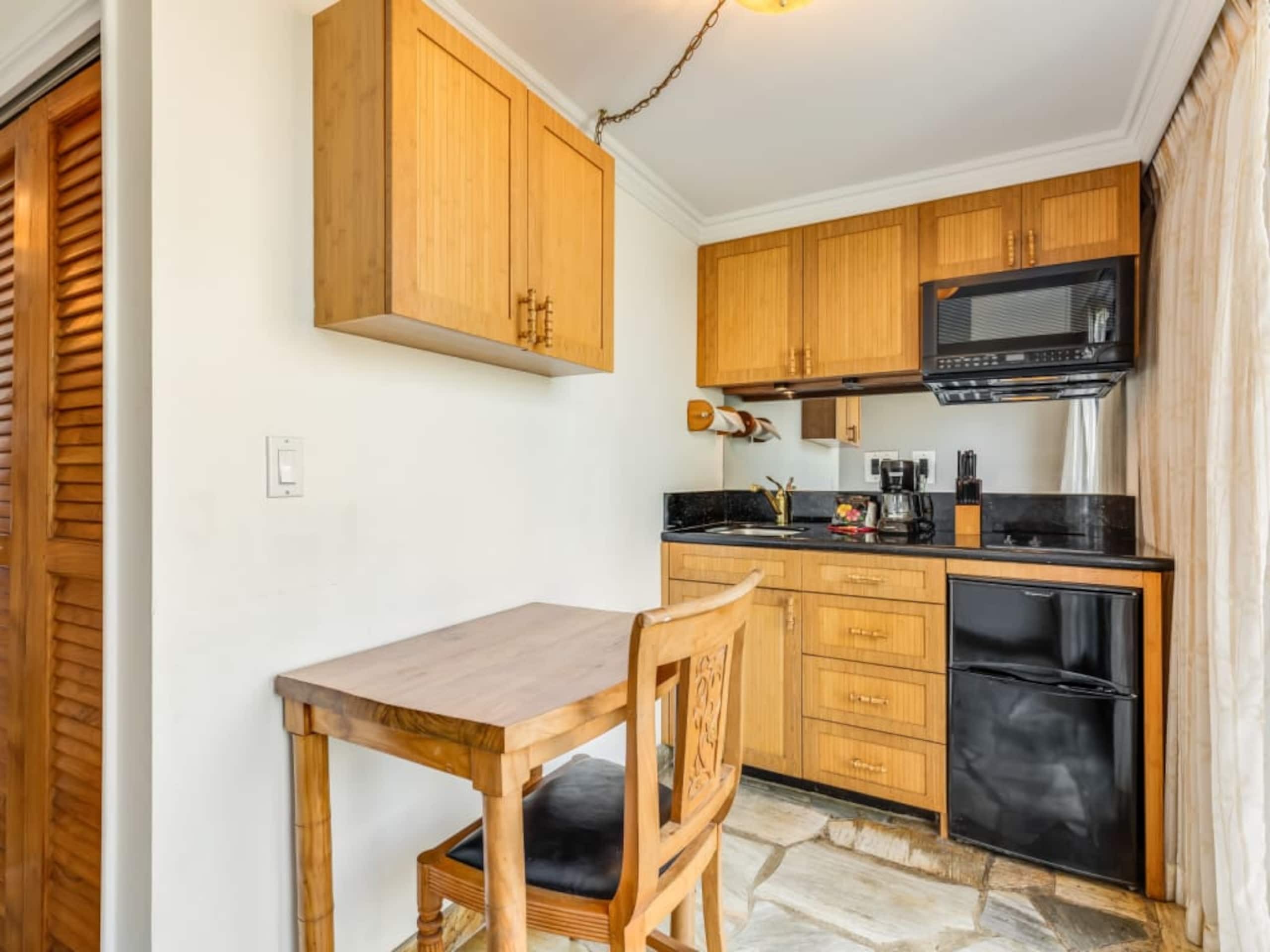 Condo in Honolulu · ★4.2 · 1 bedroom · 3 beds · 1 private bath - Image 30