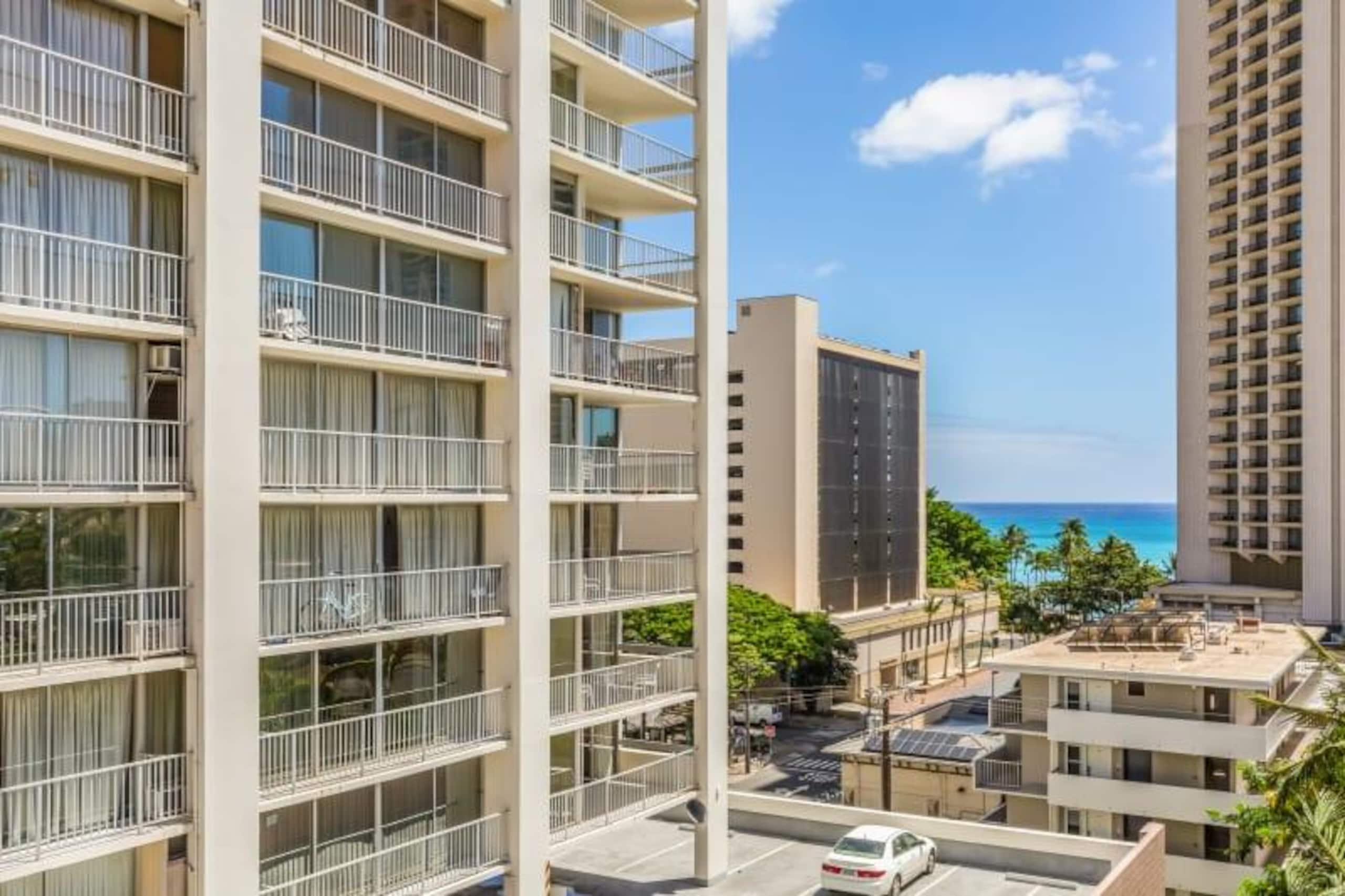 Condo in Honolulu · ★4.2 · 1 bedroom · 3 beds · 1 private bath - Image 11