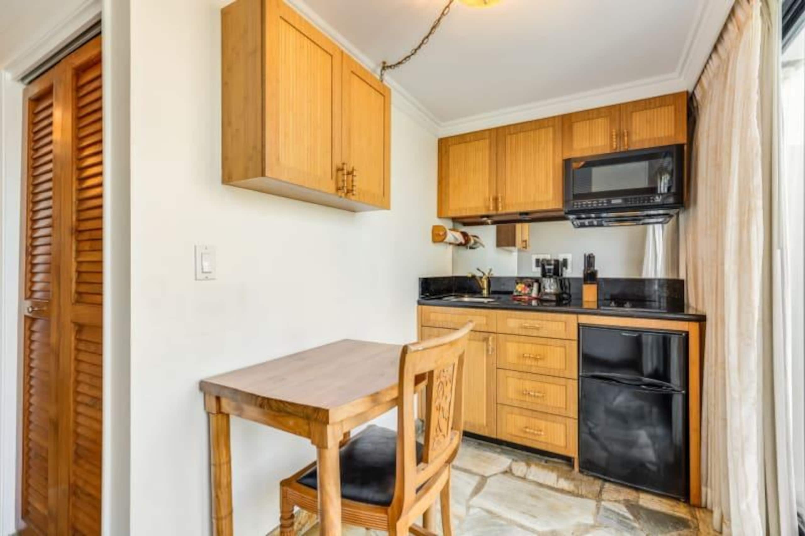 Condo in Honolulu · ★4.2 · 1 bedroom · 3 beds · 1 private bath - Image 3