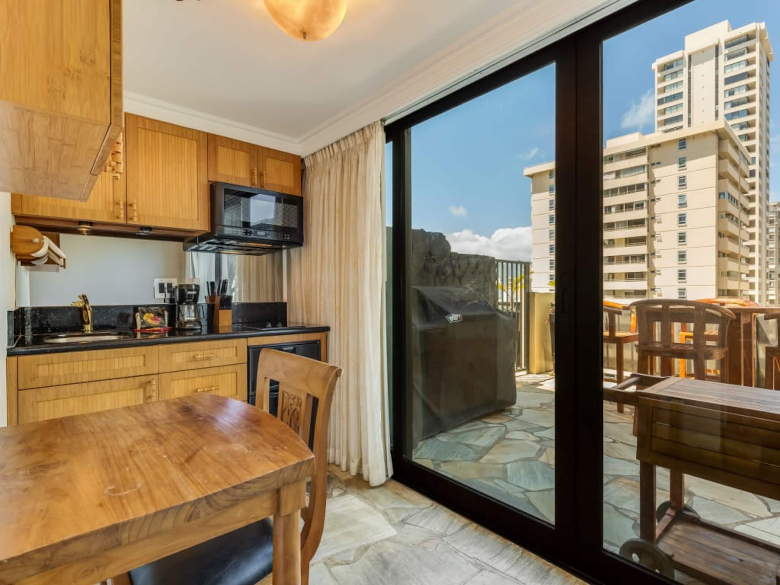 Condo in Honolulu · ★4.2 · 1 bedroom · 3 beds · 1 private bath - Image 31