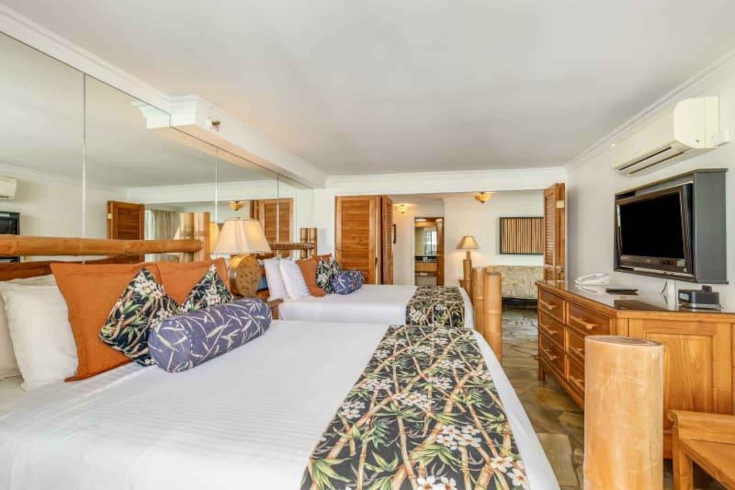 Condo in Honolulu · ★4.2 · 1 bedroom · 3 beds · 1 private bath - Image 10