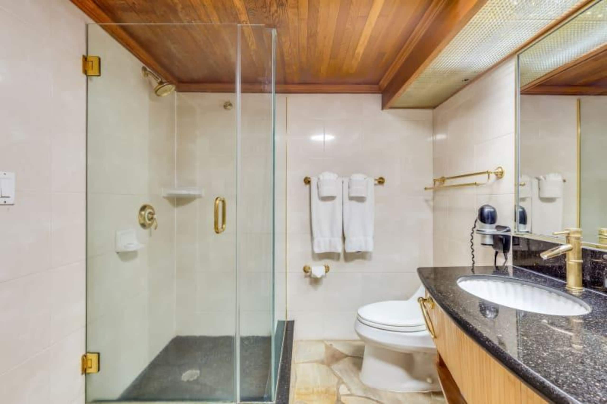 Condo in Honolulu · ★4.2 · 1 bedroom · 3 beds · 1 private bath - Image 14