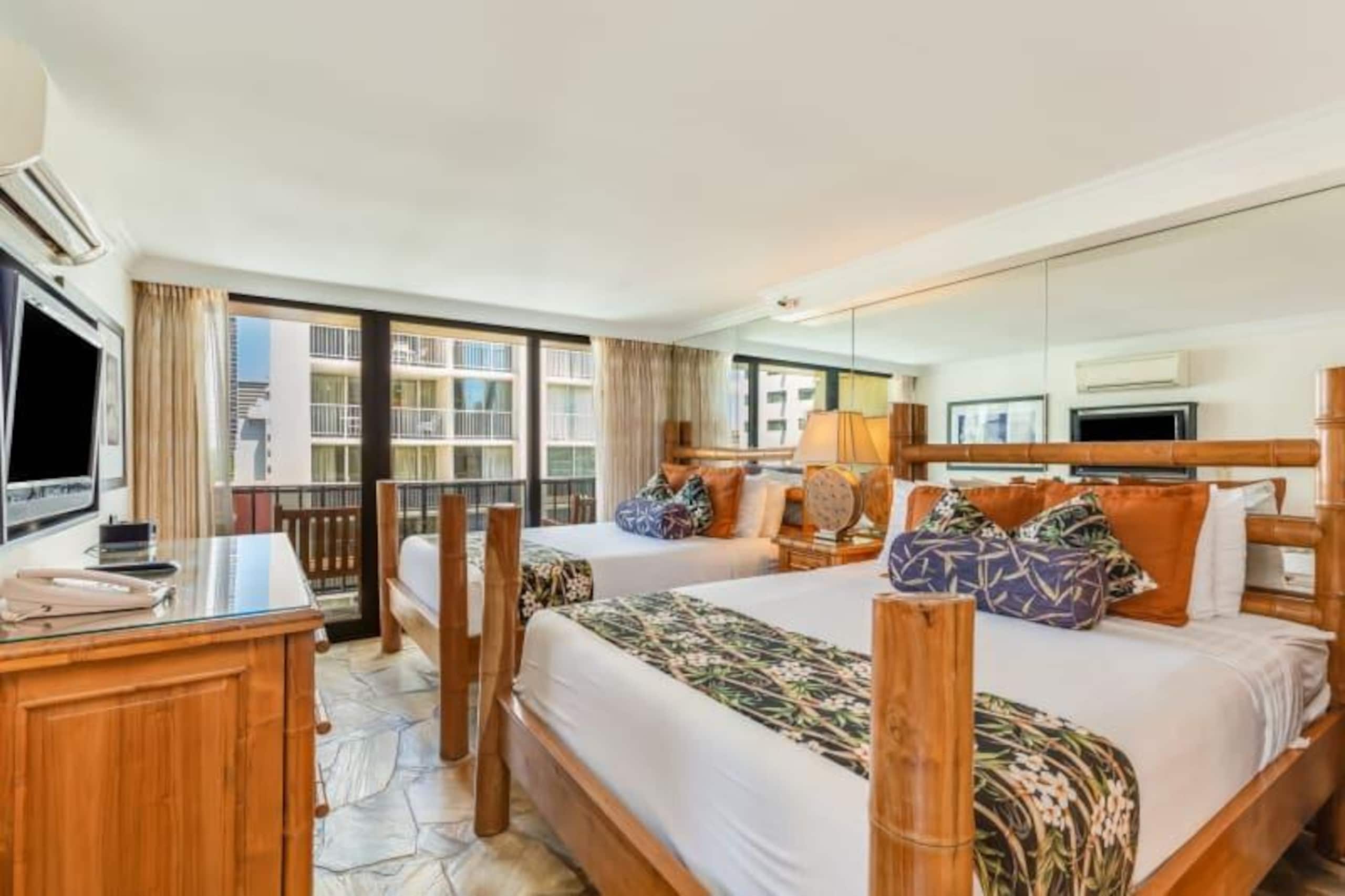 Condo in Honolulu · ★4.2 · 1 bedroom · 3 beds · 1 private bath - Image 4
