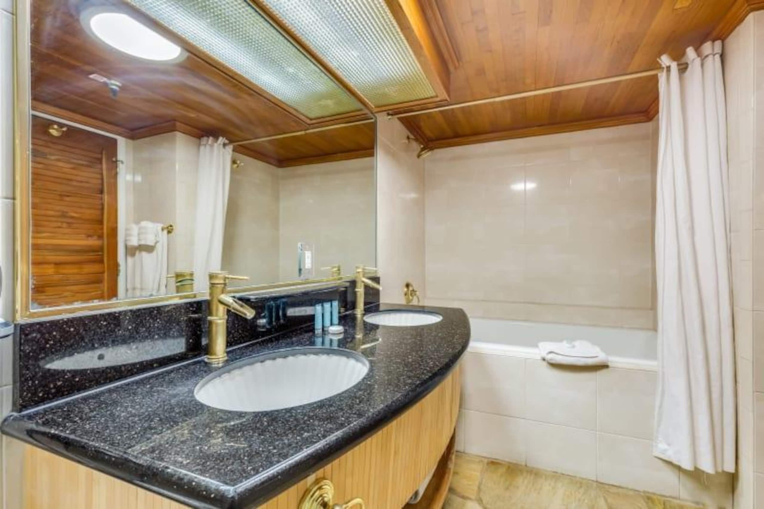 Condo in Honolulu · ★4.2 · 1 bedroom · 3 beds · 1 private bath - Image 13