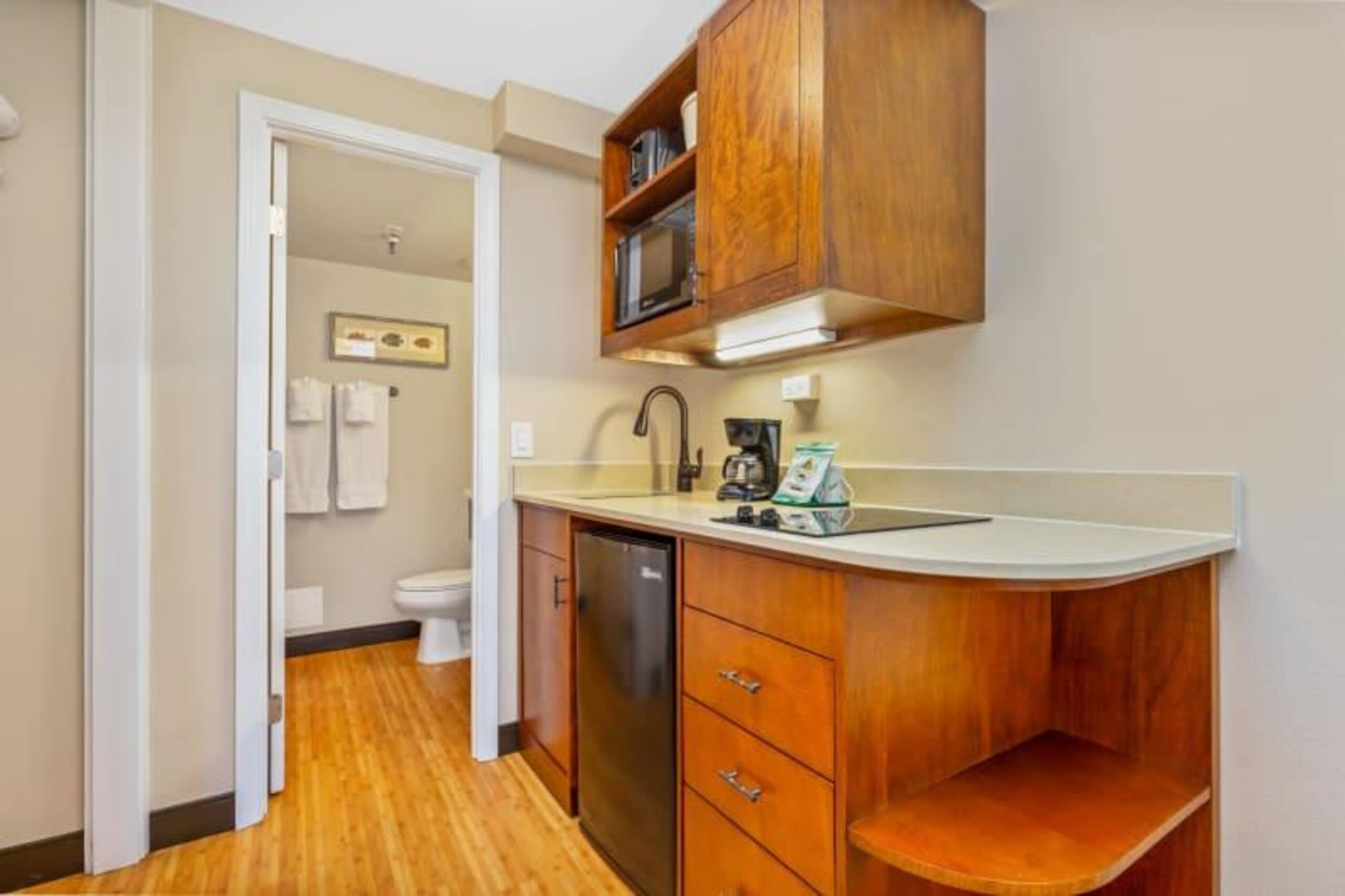 Condo in Honolulu · ★4.2 · Studio · 2 beds · 1 bath - Image 3