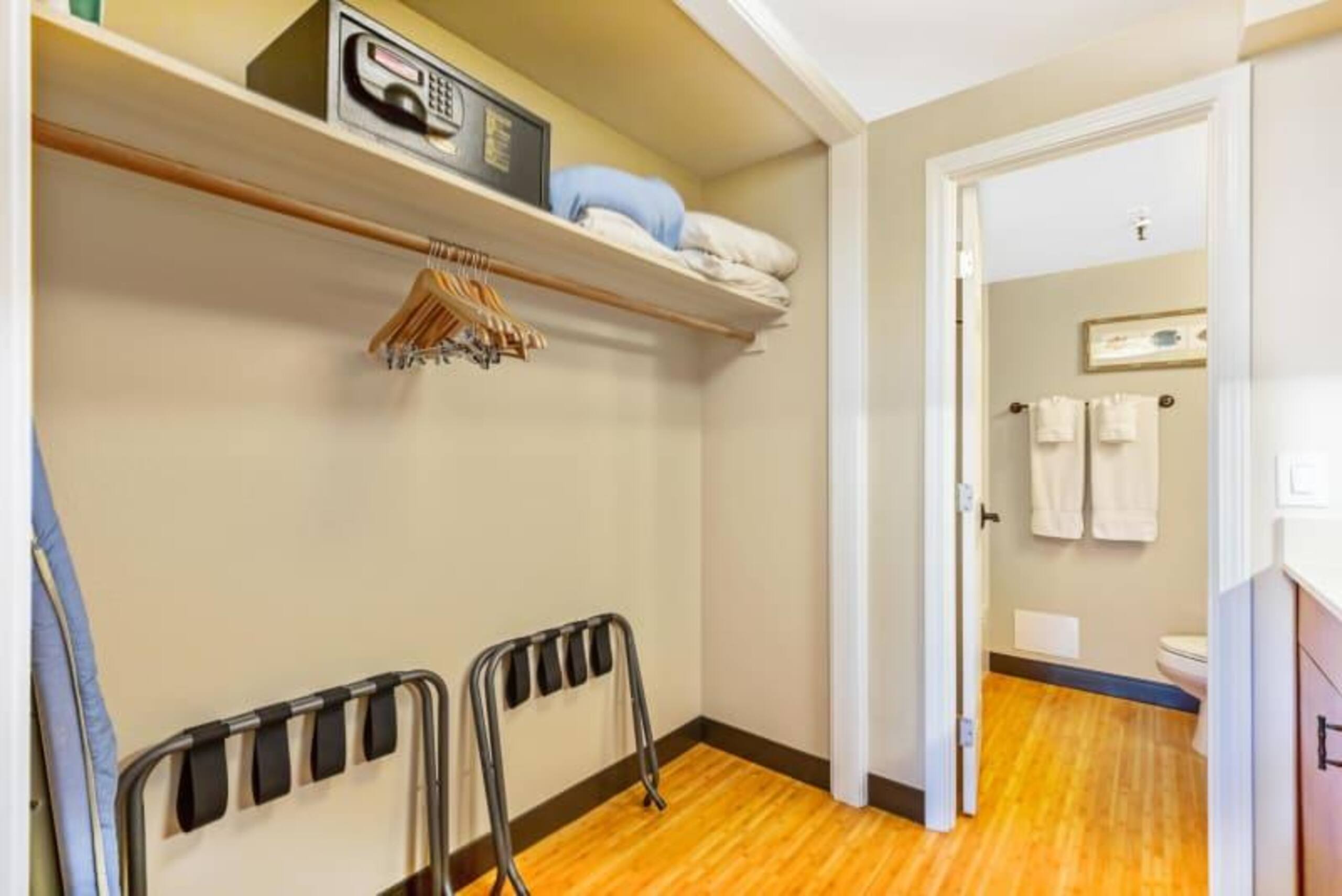 Condo in Honolulu · ★4.2 · Studio · 2 beds · 1 bath - Image 11